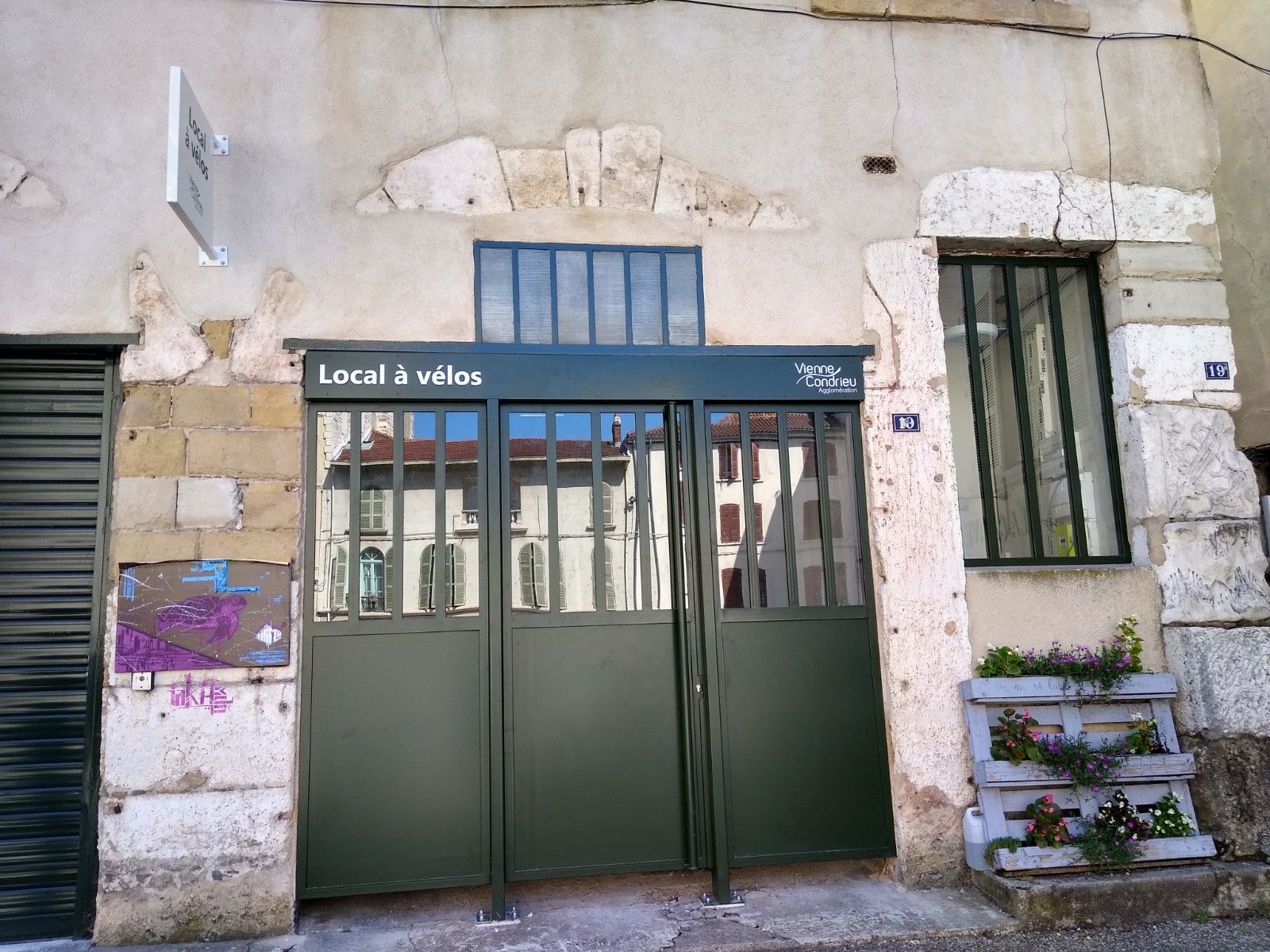 Local à vélos place du Palais - Vienne.jpg