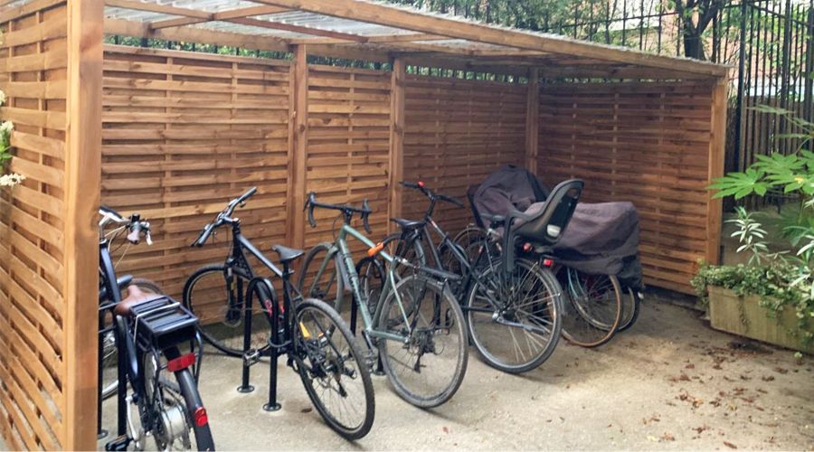 Copropriétés et bailleurs sociaux : une aide de la Ville de Paris pour l’installation d’abris pour les vélos alvéole plus